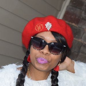 Logo wool beret with brooch, these items are new.